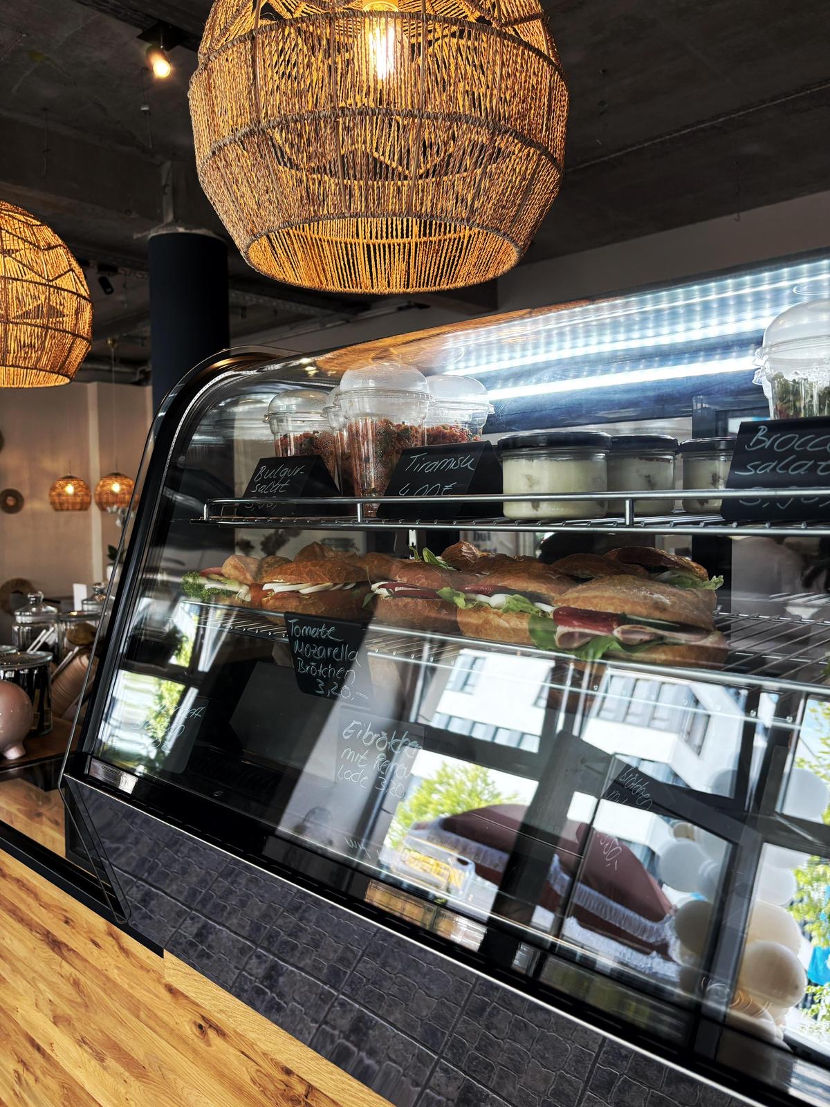Vitrine mit Kuchen